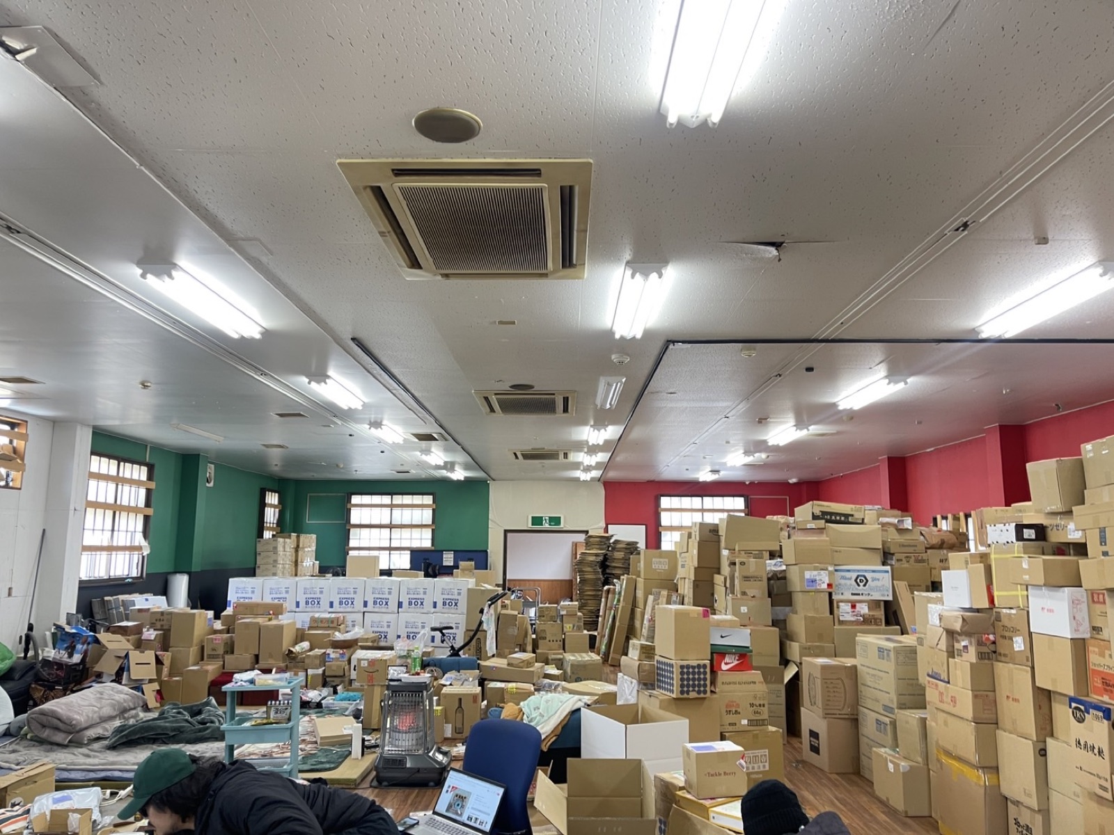 โกดัง JP — packages กองสูงเต็มห้อง