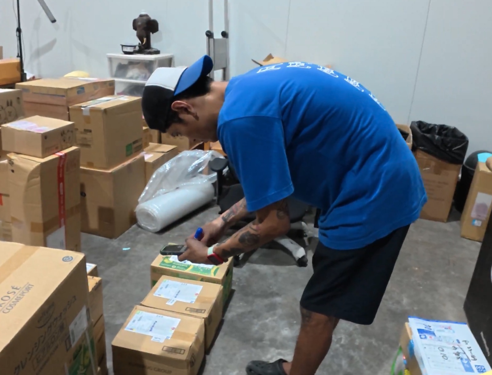 ทีมกำลัง pack ของลงกล่อง